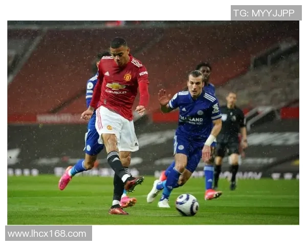 瓦伦西亚与曼联激战正酣比分揭晓引发球迷热议